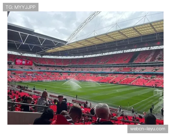 英超球场巡礼点燃球迷热情，传奇圣地唤起激情时刻新期待