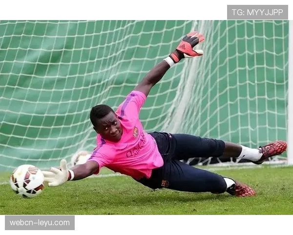 奥纳纳在英超强强对话中的中场影响力解析 奥纳纳在英超强强对话中的中场影响力解析